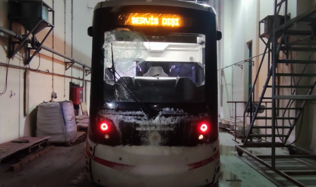 Samsun'da içine taş sıkıştırılan kartopu tramvayın camını kırdı