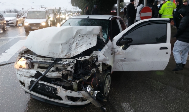 Samsun'da otomobil ile kamyonet çarpıştı! 4 yaralı