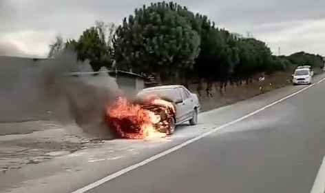 Seyir halindeki otomobil alev aldı