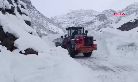 Şırnak'ta köy yoluna çığ düştü