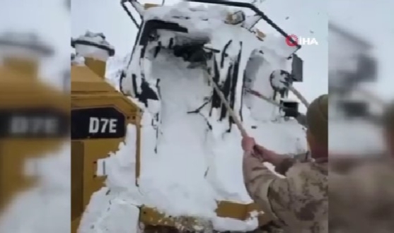 Şırnak'ta ulaşıma kapanan yolu açmaya çalışan operatör çığ altında kaldı!