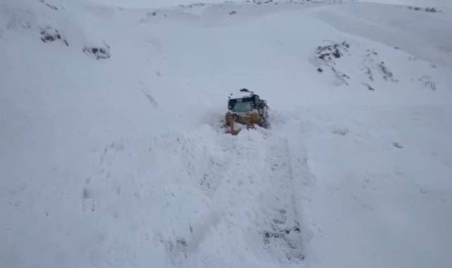 Şırnak’ta ulaşıma kapanan yolu açmaya çalışırken çığ altında kaldı