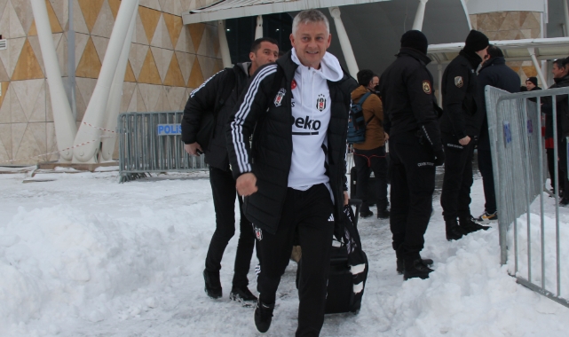 Sivas Beşiktaş’ı dondurucu soğukta çiçekle karşıladı