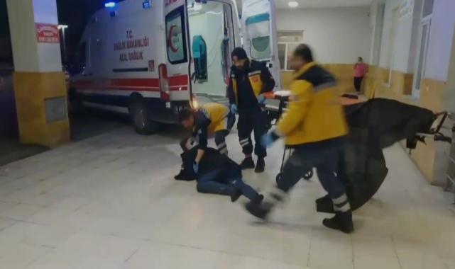 Sivas'ta, sağlık ekipleri yaralıyı sedyeden düşürdü