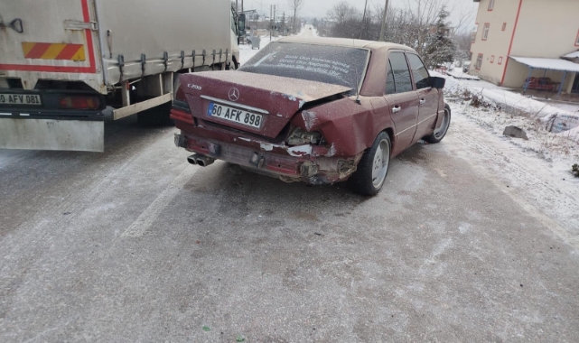 Tokat'ta kamyonete çarpan Mercedes otomobilin sürücüsü yaralandı