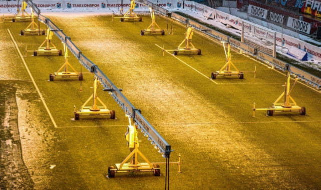 Trabzonspor'un sahasında kar temizleme çalışmaları sürüyor