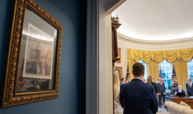 Trump sabıka fotoğrafını Oval Ofis'e astı