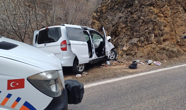 Tunceli'de otomobil kayaya çarptı! 1 ölü 5 yaralı