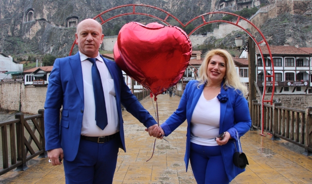 Türkiye'nin en renkli aşıkları: 26 yıldır aynı renk elbiseler giyiyorlar