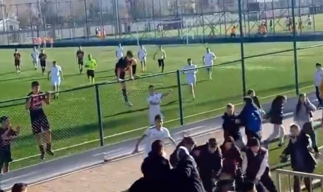 U15 maçında yeşil saha boks alanına döndü
