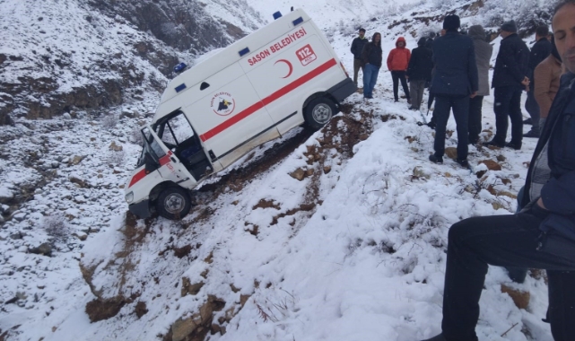 Uçuruma sürüklenen cenaze aracı, yuvarlanmaktan kaya sayesinde kurtuldu