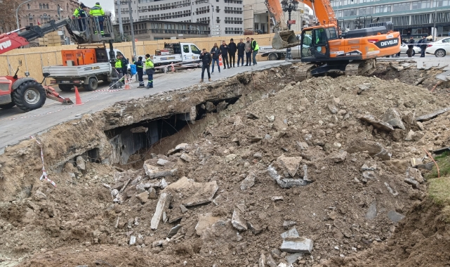 Ulus Meydanı'nda göçük paniği