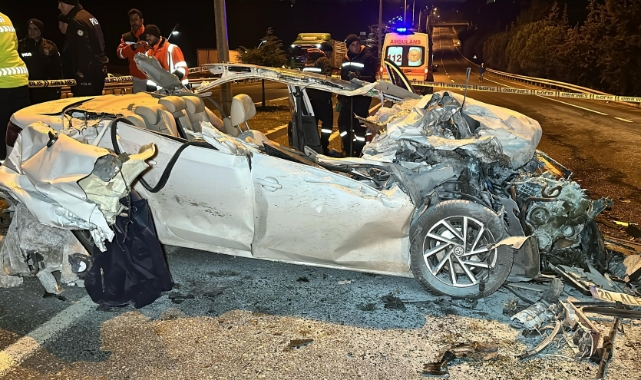 Uşak'ta feci kaza! Otomobil hurdaya döndü