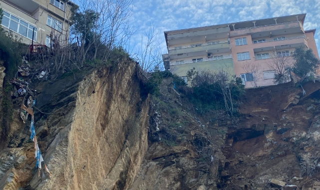 Üsküdar'da toprak kaydı! 2 bina boşaltıldı