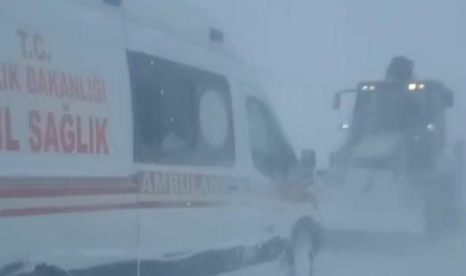 Vakaya giderken karlı yolda kalan ambulansı belediye ekipleri kurtardı
