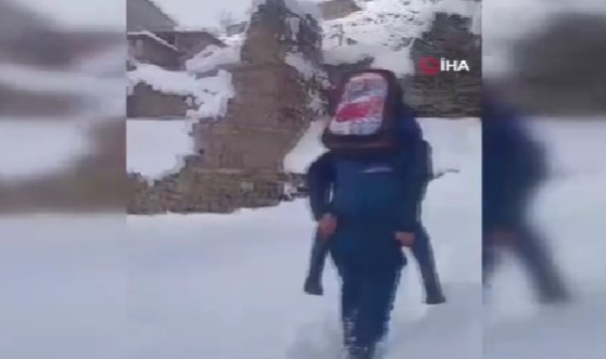 Van'da fedakar öğretmen öğrencisini sırtında taşıyarak evine bıraktı