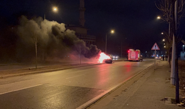 Yakıt aldıktan sonra araç alev aldı! Sürücü canını zor kurtardı