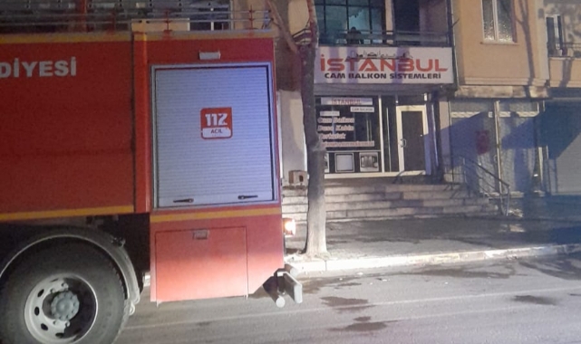 Yangında evde mahsur kaldı, polis kapıyı kırıp kurtardı