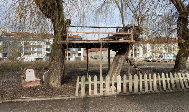 Yaptıkları ahşap çardak herkes tarafından keyifle kullanılıyor