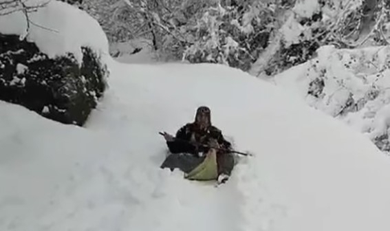 Yaşlı teyze eline aldığı çuvalla karda kaydı