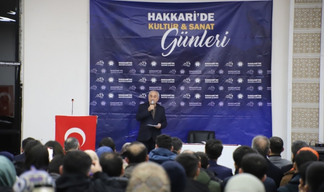 Yazar-şair Nurullah Genç okuyucularıyla bir arada