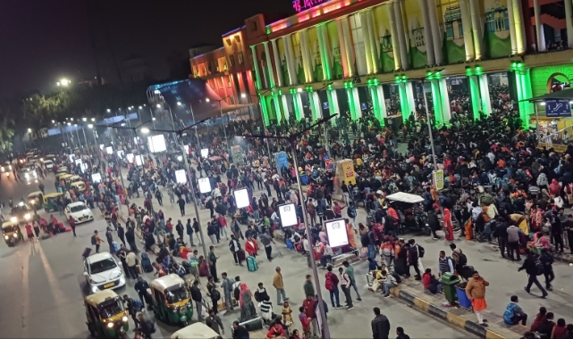 Yeni Delhi’de tren istasyonunda izdiham: 18 ölü