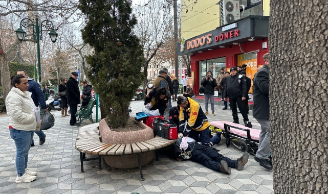 yoldan geçerken müdahale etti, kalp masajı ile hayata döndürdü