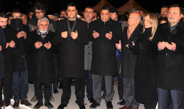 Yılmaz, deprem şehitlerini andı