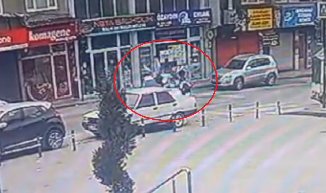 Yola aniden çıkan otomobile motosiklet çarptı!