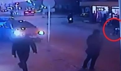 Yola kaçan topunu almak isteyen çocuğa araç çarptı