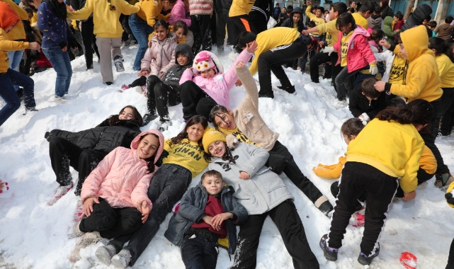 Yüreğirli çocuklara kar sürprizi