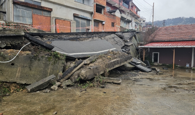 Zonguldak'ta önce istinat duvarı yıkıldı sonra yol çöktü!