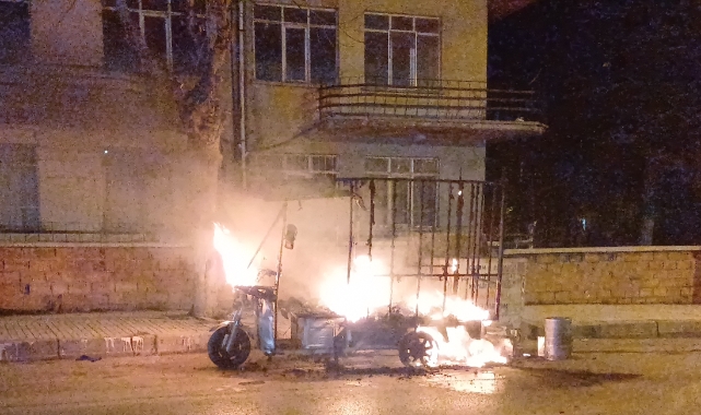 3 tekerlekli kasalı motosikletten geriye iskeleti kaldı