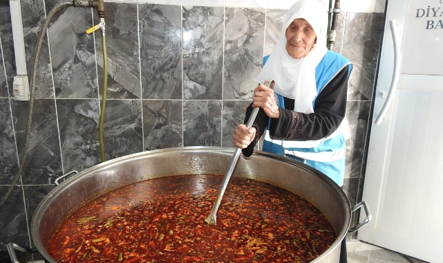90 yaşındaki yaşlı kadın aşevinde gönüllü çalışıyor