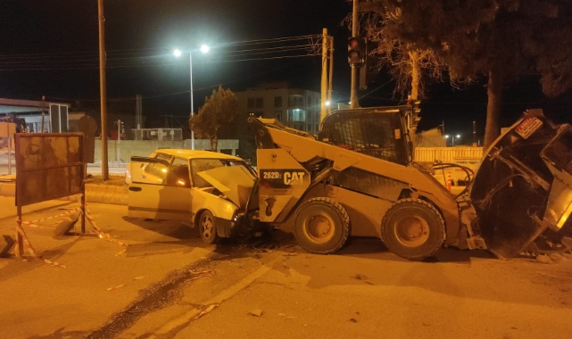 Adıyaman'da otomobil iş makinesine çarptı! 1 yaralı