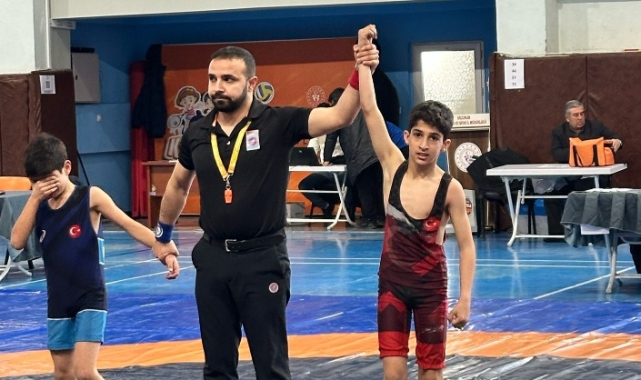 Ağrı'nın genç güreşçileri madalyalarla döndü