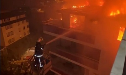 Alanya'da 5 katlı binanın çatı katında yangın çıktı