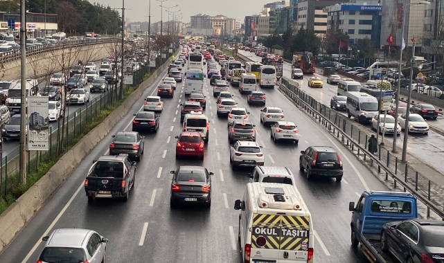 Anadolu Yakası'nda haftanın son iş gününde trafik yoğunluğu yaşandı