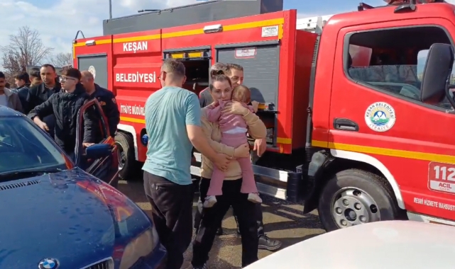 Anahtarla kapıları kilitleyip, otomobilde mahsur kalan çocuğu itfaiye kurtardı