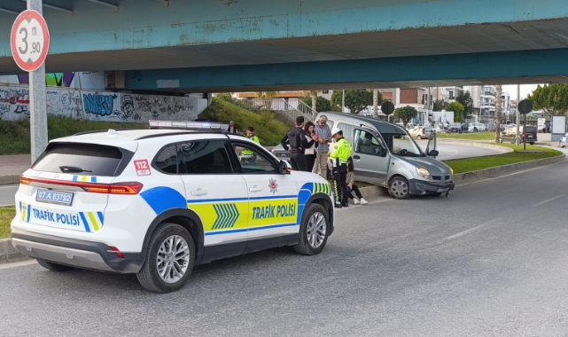 Antalya'da hafif ticari araç refüje çıktı! 1 yaralı