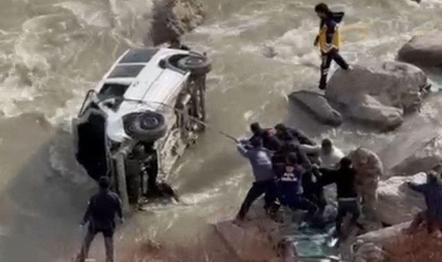 Araç dereye uçtu: 1 yaralı, 1 kayıp