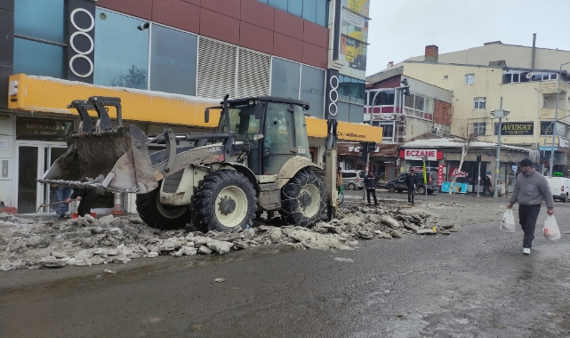 Ardahan'da kar ve buzla mücadele çalışmaları sürüyor