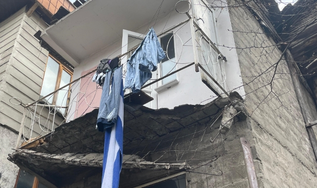 Artvin’de çamaşır asmaya çıktığı balkon çökünce yaralandı