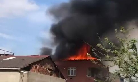 Avcılar’da yangın paniği! Çatı katı alevlere teslim oldu