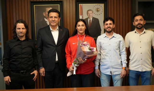 Avrupa üçüncüsü Hatice Nur Sarı, davul zurna eşliğinde karşılandı