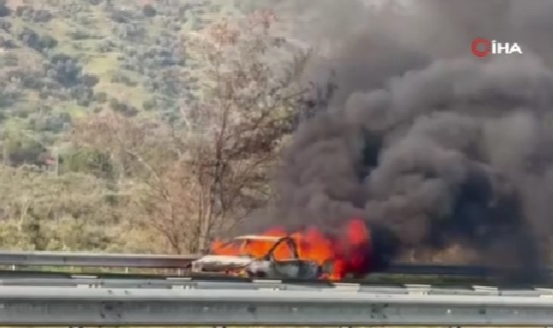 Aydın'da otoyolda alev alan araç metal yığınına döndü