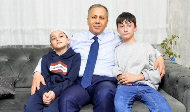 Bakan Yerlikaya sahipsiz köpeklerin yaraladığı Tunahan'ı ziyaret etti