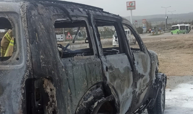 Balıkesir'de park halindeki araç alev alev yandı