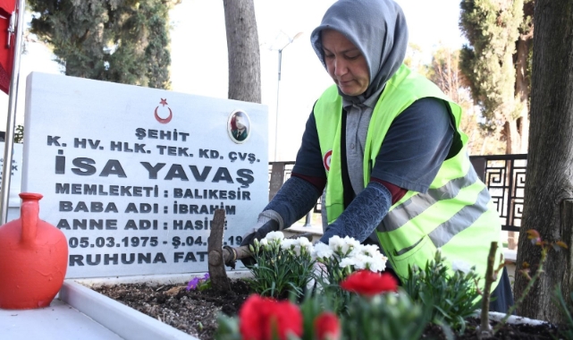 Balıkesir'de şehitlikler çiçeklerle donatıldı