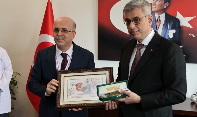 Başhekim Özcan'dan Bakan Memişoğlu'na anlamlı hediye